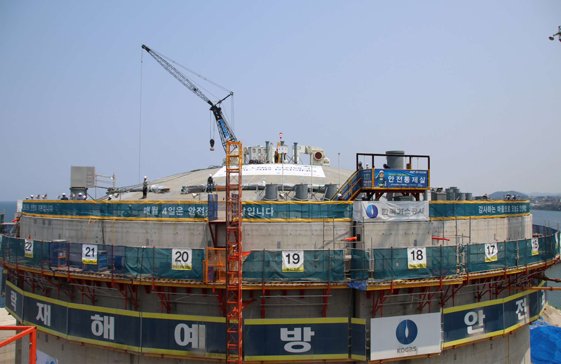 제주 LNG 저장탱크 지붕 상량식 개최